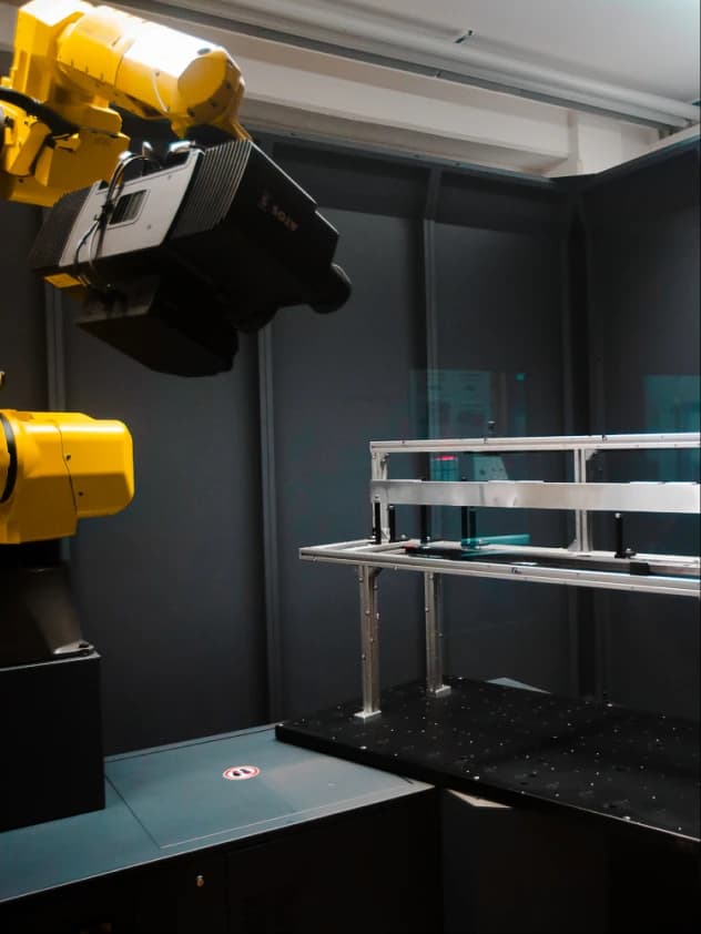 Průmyslový robot ve výrobě B&T Exact